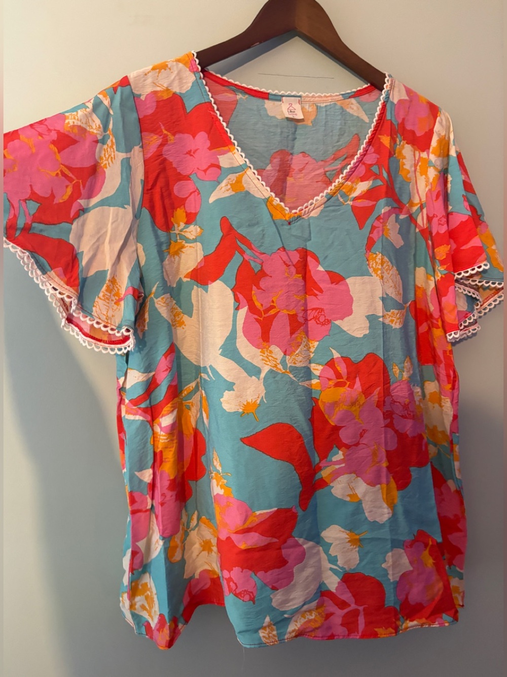 NWOT! Like Love Floral V-Neck Size Large, soft & flowy, lightweight